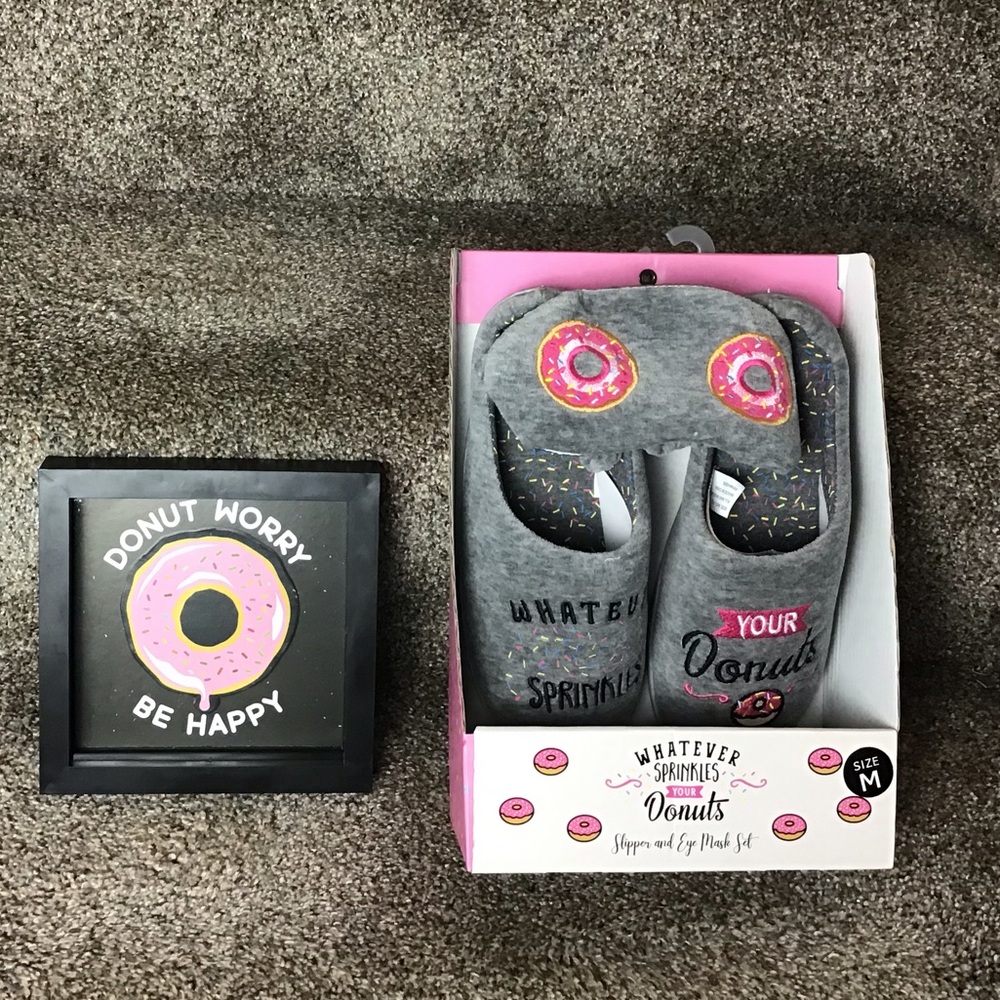 Womens slippers & sleep eye mask, wall quote